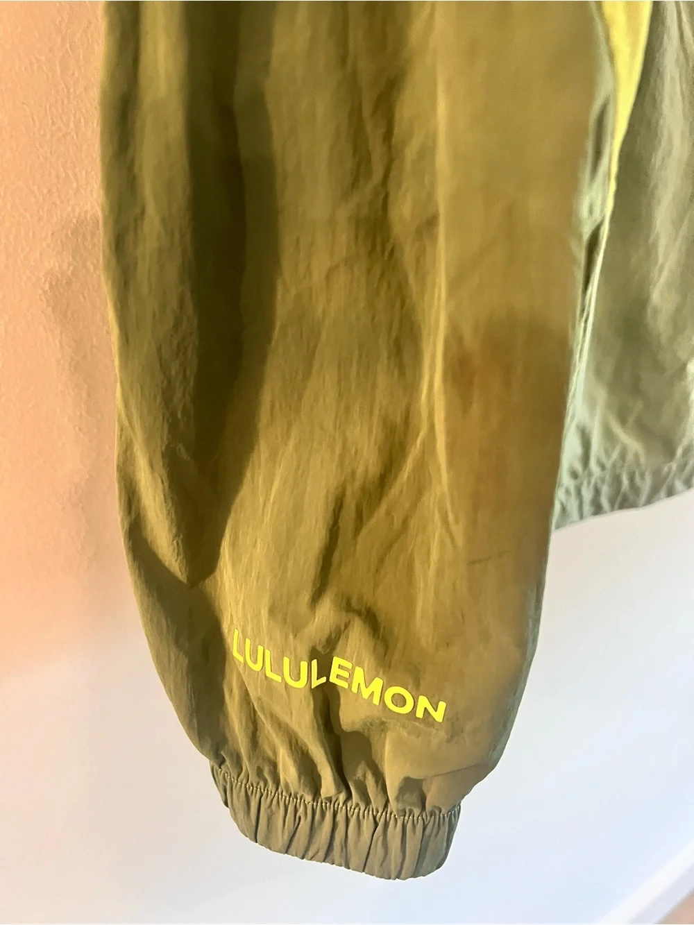 Lululemon lightweight hooded windbreaker jacket size 6